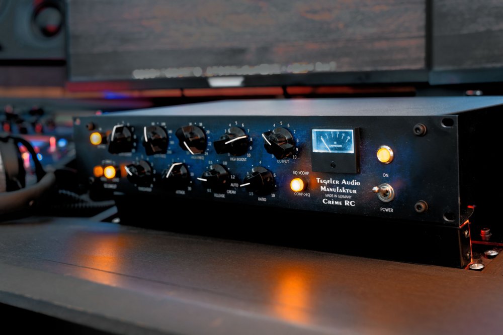 Tegeler Audio Crème RC - Remote Controllable Bus Compressor and Mastering Equalizer
